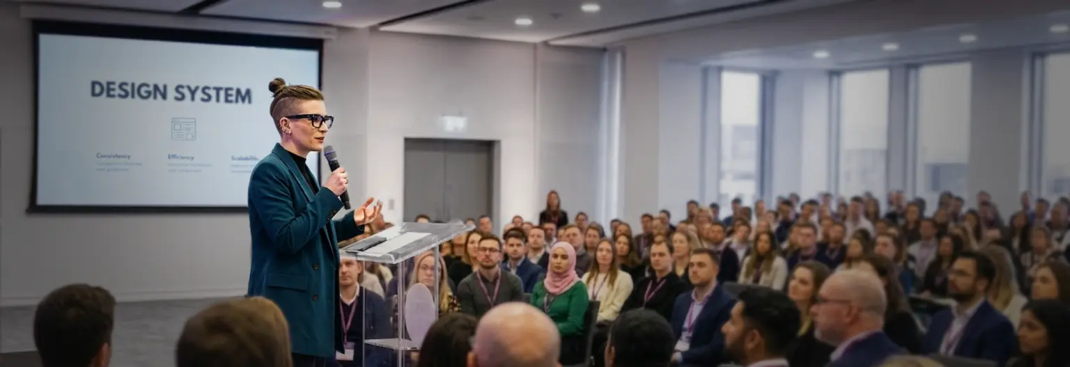 Zorica Temming als Speakerin vor Publikum